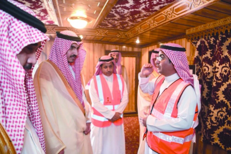 بدر بن سلطان خلال اطلاعه على مراحل إنجاز الطرق في المنطقة (واس)