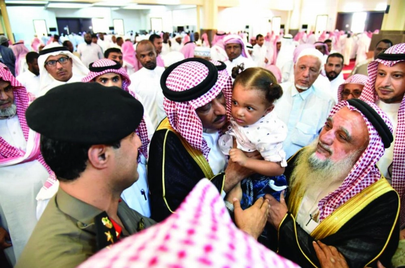 أحمد زعلة خلال تقديم العزاء (واس)