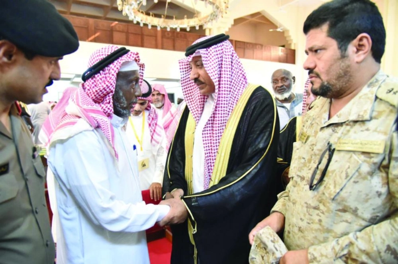 أحمد زعلة خلال تقديم العزاء (واس)