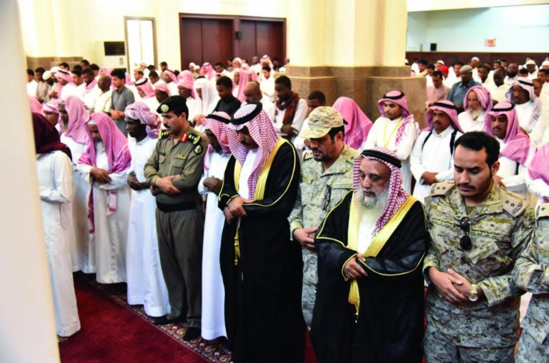 المصلون يؤدون الصلاة على الشهيد (واس)