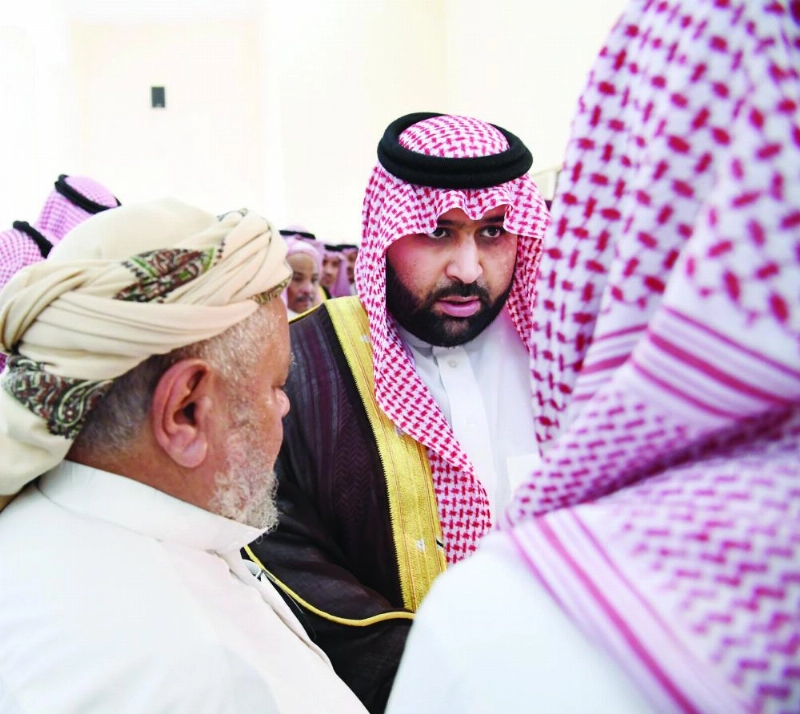 محمد بن عبدالعزيز معزيا ذوي الشهيد (واس)
