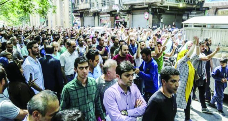 متظاهرون خلال احتجاجهم على ارتفاع قيمة صرف الدولار مقابل العملة الإيرانية (مكة)