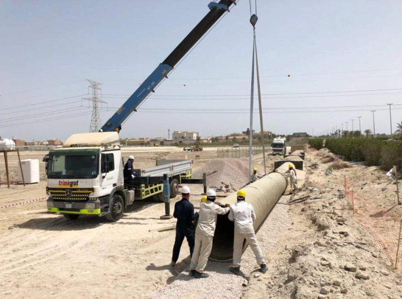 عمال خلال تنفيذ أعمال المرحلة الأولى لمحطة تصريف مياه الأمطار (واس)