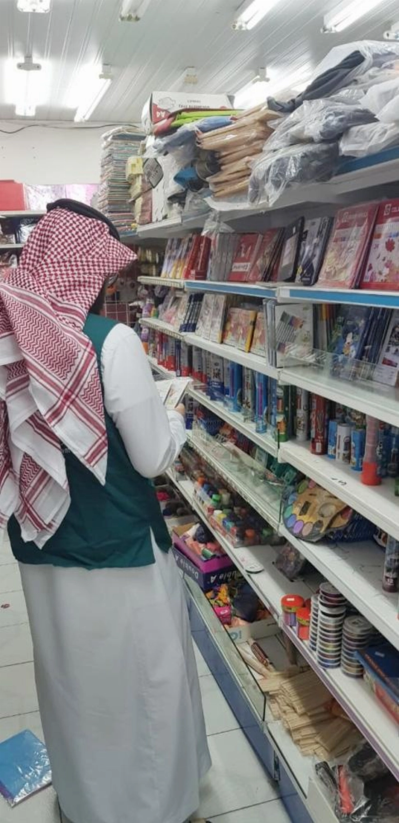 مفتش الوزارة أثناء تفتيش أحد المكتبات (وزارة التجارة)