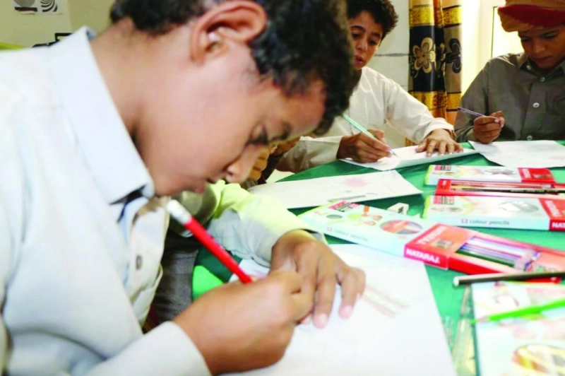 طفل يتلقى تعليمه بعد إعادة تأهيله (واس)