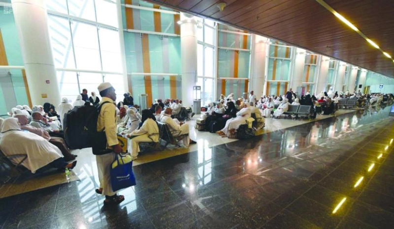 حجاج خلال مغادرتهم المدينة المنورة (واس)