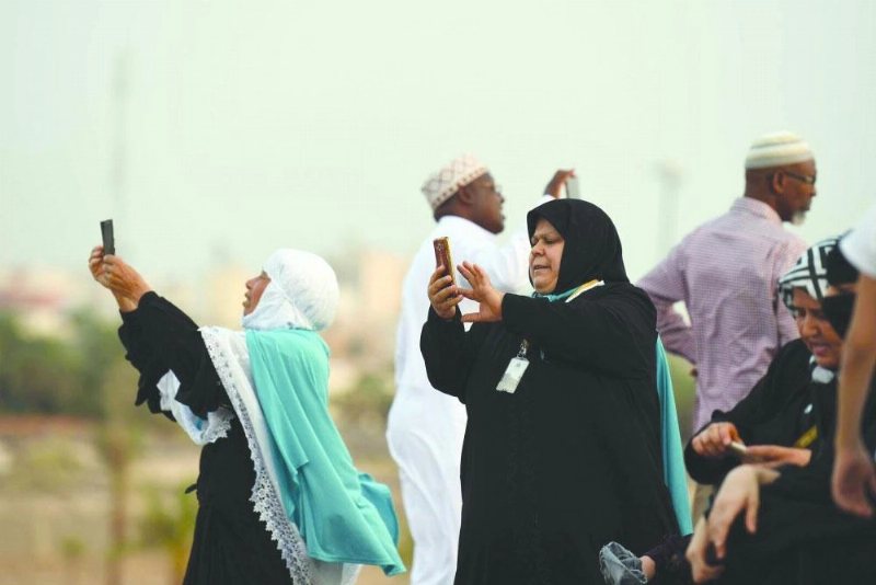 حجاج يلتقطون صورا تذكارية (واس)