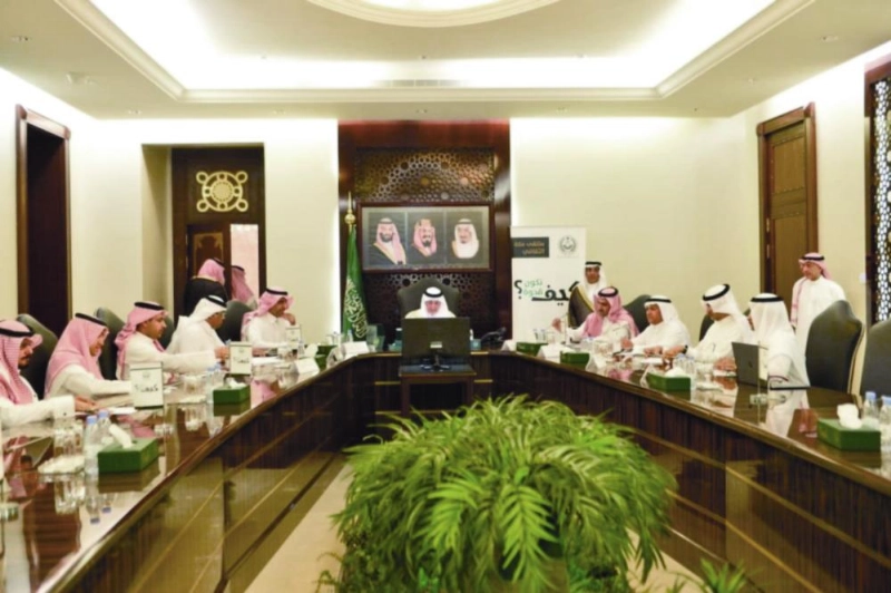 خالد الفيصل مترئسا الاجتماع التطويري للملتقى (مكة)