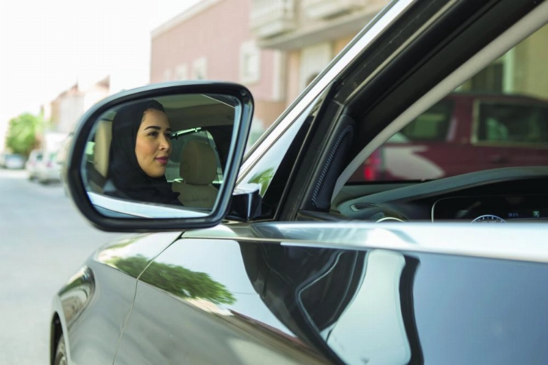 سيدة أثناء قيادة مركبة (مكة)