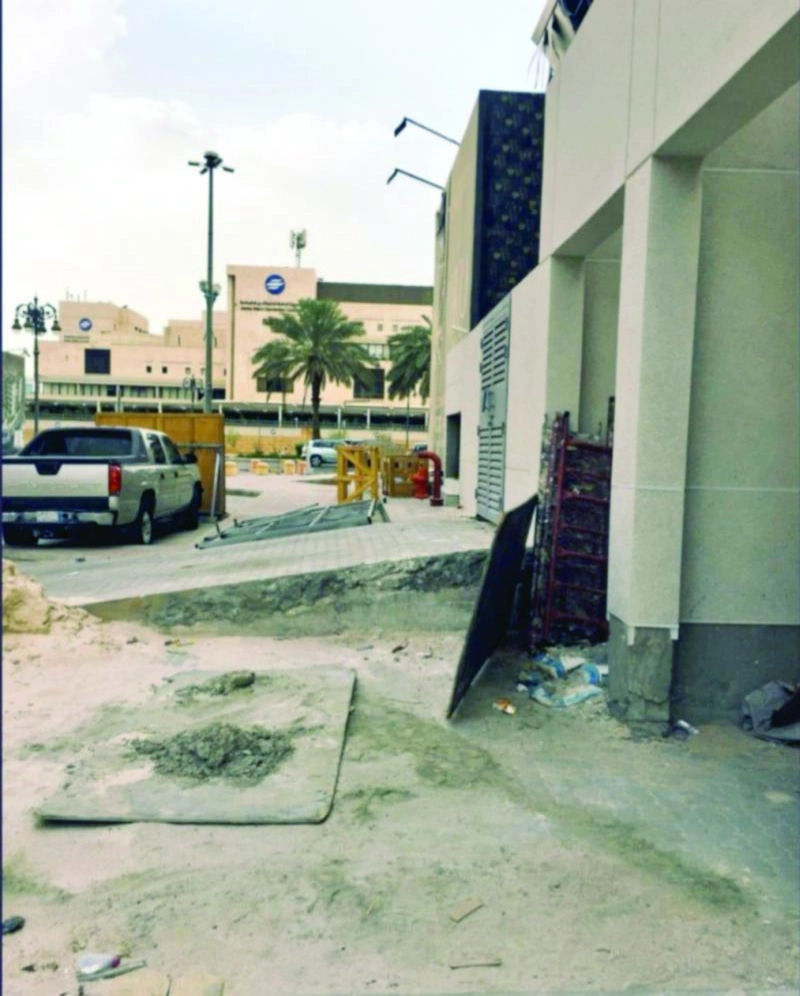 مخالفات بأحد شوارع الرياض (واس)
