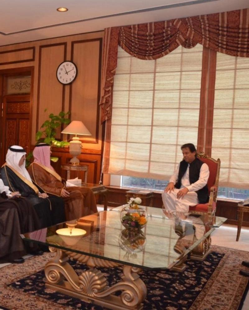 عمران خان خلال لقائه عواد العواد في ديوان رئاسة الوزراء بإسلام آباد (مكة)