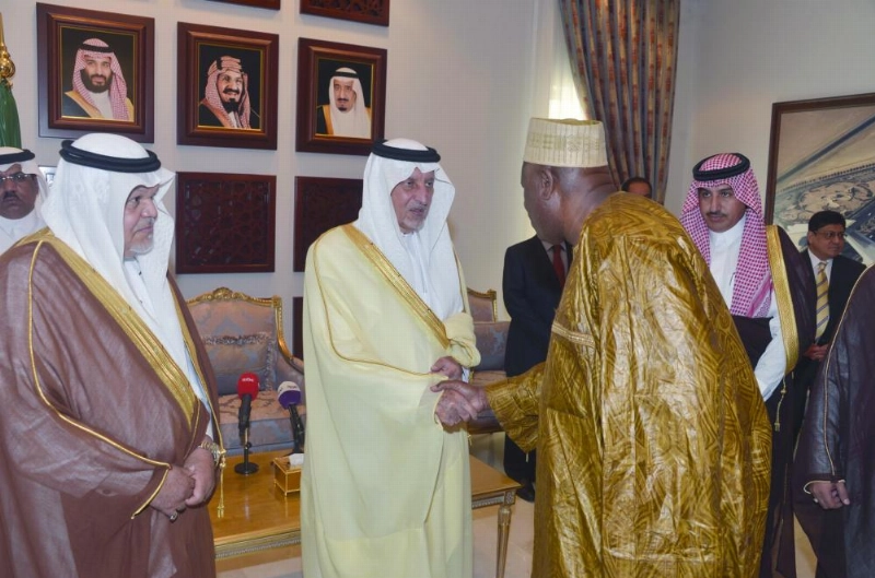 خالد الفيصل لدى استقباله رؤساء البعثات القنصلية (واس)
