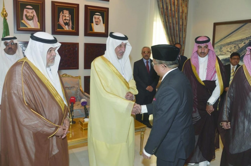 خالد الفيصل لدى استقباله رؤساء البعثات القنصلية (واس)