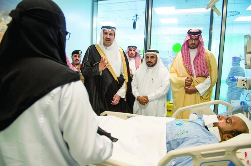 فيصل بن سلمان وسعود بن خالد خلال زيارتهما للفريدي (واس)