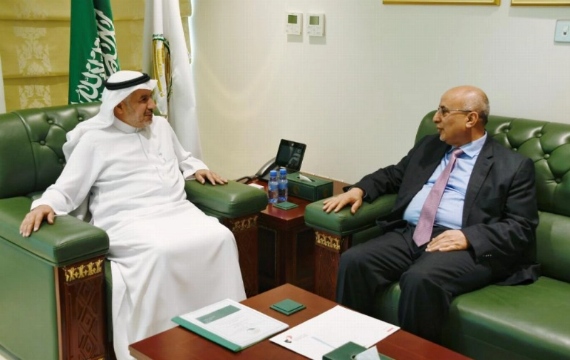 عبدالله الربيعة خلال لقائه عبدالرقيب فتح في الرياض أمس (واس)