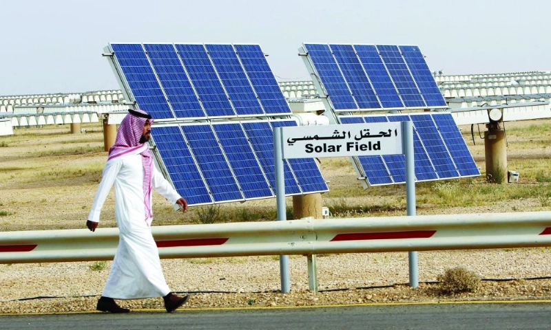 سعودي يمر بجانب حقل للخلايا الشمسية (مكة)
