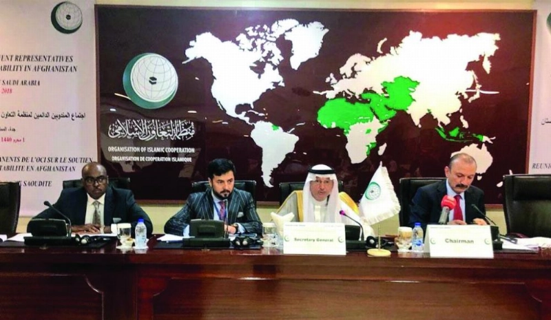 يوسف العثيمين في اجتماع الأمانة العامة للمنظمة في جدة أمس (واس)