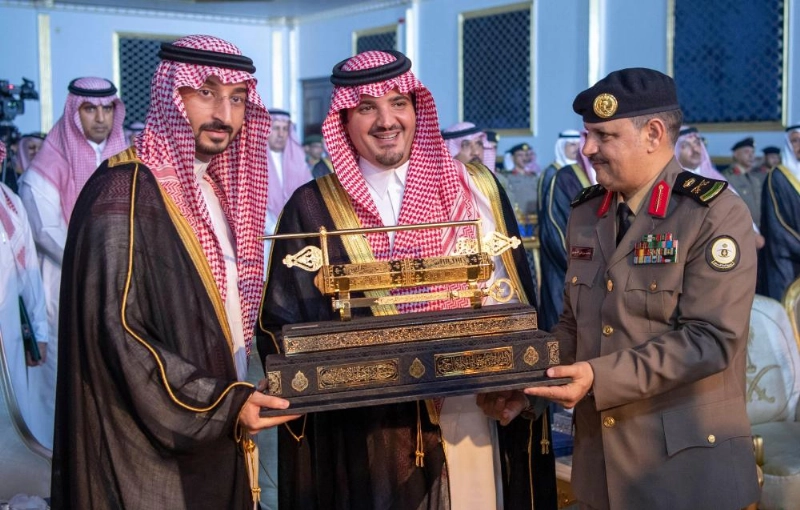 عبدالعزيز بن سعود وعبدالله بن بندر خلال الحفل (واس)