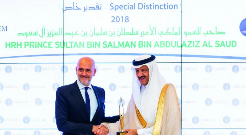 سلطان بن سلمان يتسلم الجائزة من ريكاردو كرم (واس)
