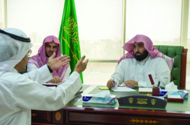 خالد اليوسف مستمعا لأحد المراجعين (واس)