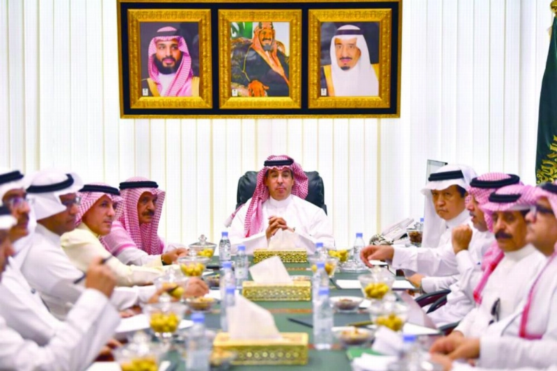 عواد العواد خلال لقائه رؤساء تحرير الصحف المحلية (مكة)