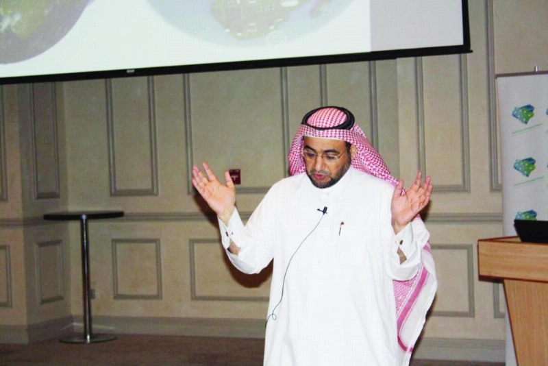القحطاني أثناء المحاضرة (مكة)