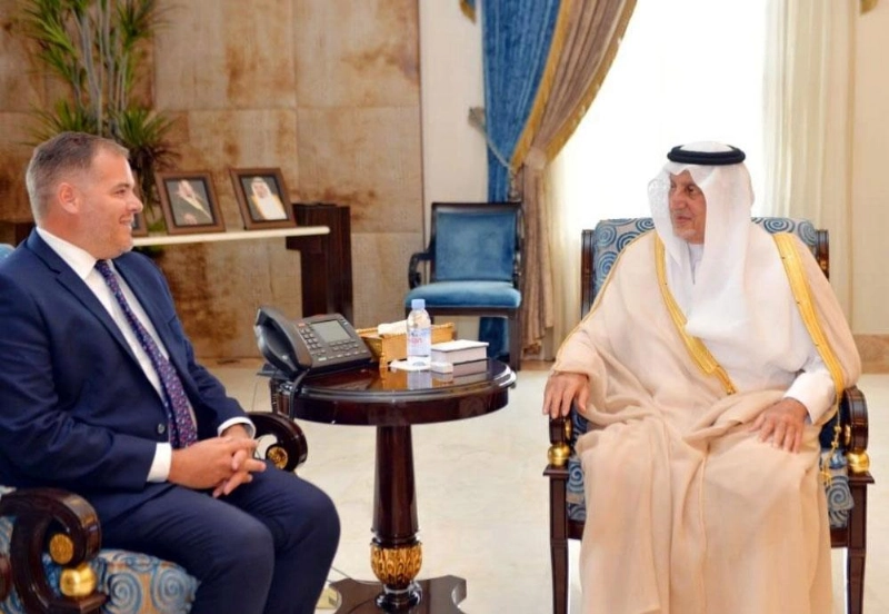 خالد الفيصل لدى لقائه بيري بيتش أمس في جدة (واس)