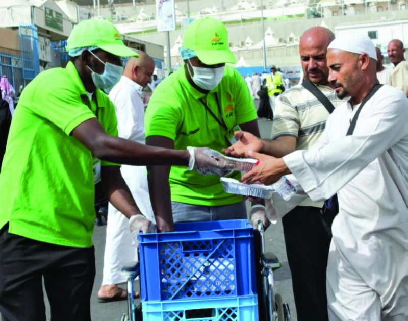 جانب من توزيع فائض الطعام (مكة)