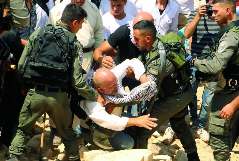 جنود إسرائيليون يعتدون على مسن فلسطيني في الخان الأحمر (د ب أ)