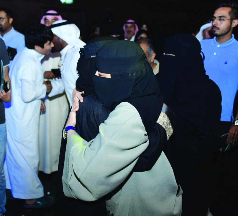 عناق بين الفائزات بالجوائز