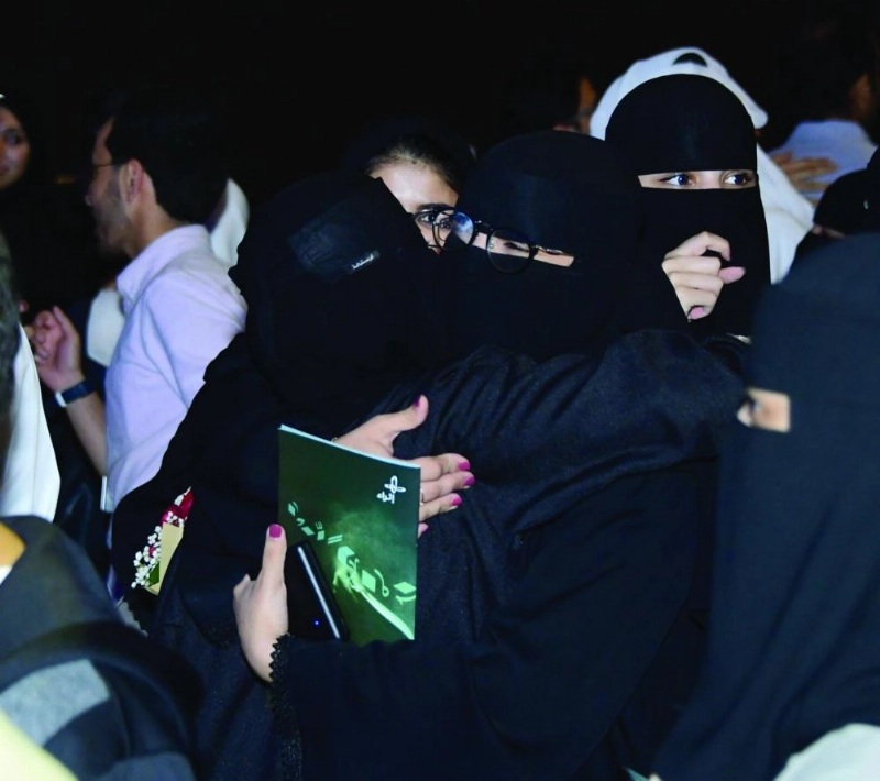 عناق بين الفائزات بالجوائز
