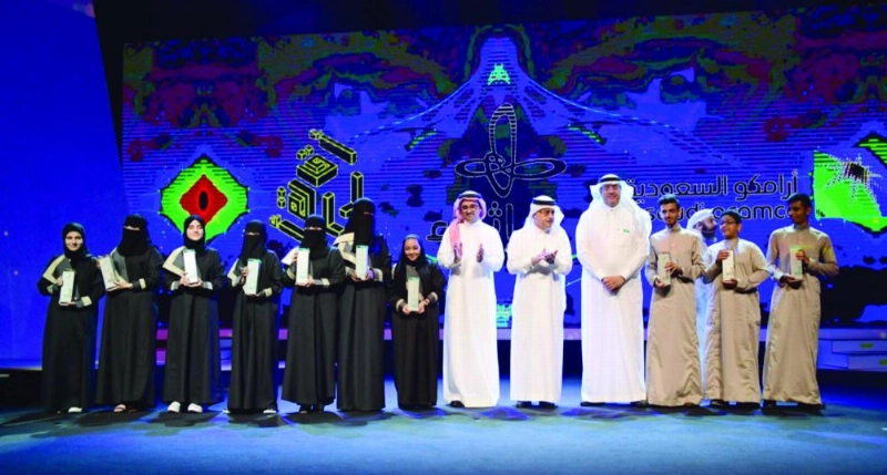 الفائزات بالجوائز خلال تكريمهن في حفل إثراء (واس)