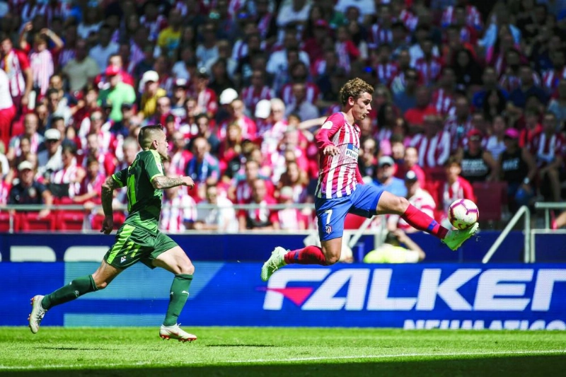 أتلتيكو مدريد وإيبار أمس (د ب أ)