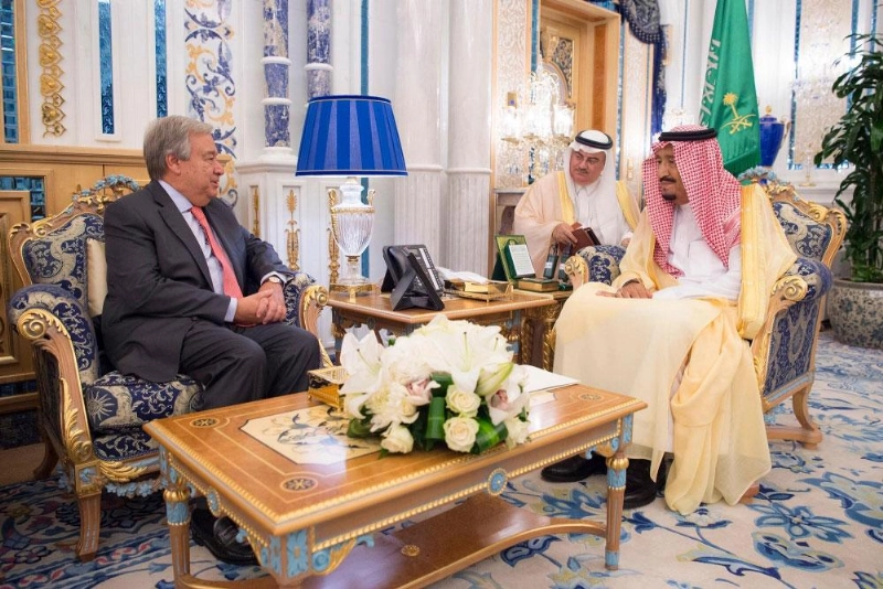 الملك سلمان خلال استقباله أنطونيو غوتيريس في جدة (واس)