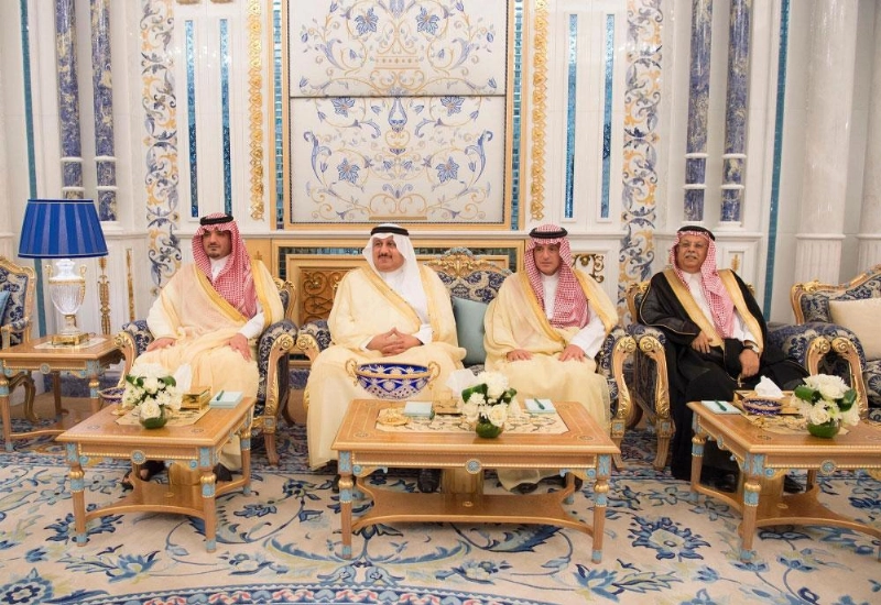 عبدالعزيز بن سعود وخالد العيسى وعادل الجبير وعبدالله المعلمي خلال اللقاء
