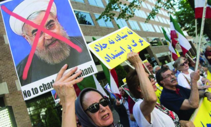 إيرانيون يتظاهرون تنديدا بسياسات طهران الخارجية (تويتر)