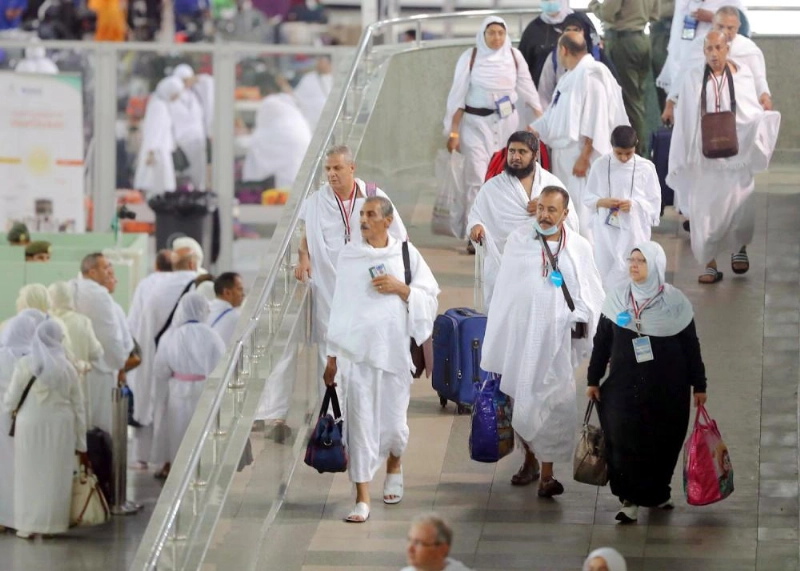 معتمرون خلال وصولهم مطار جدة (واس)