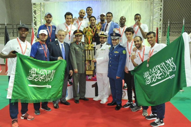 المنتخب العسكري وأفراد البعثة عقب التتويج (واس)