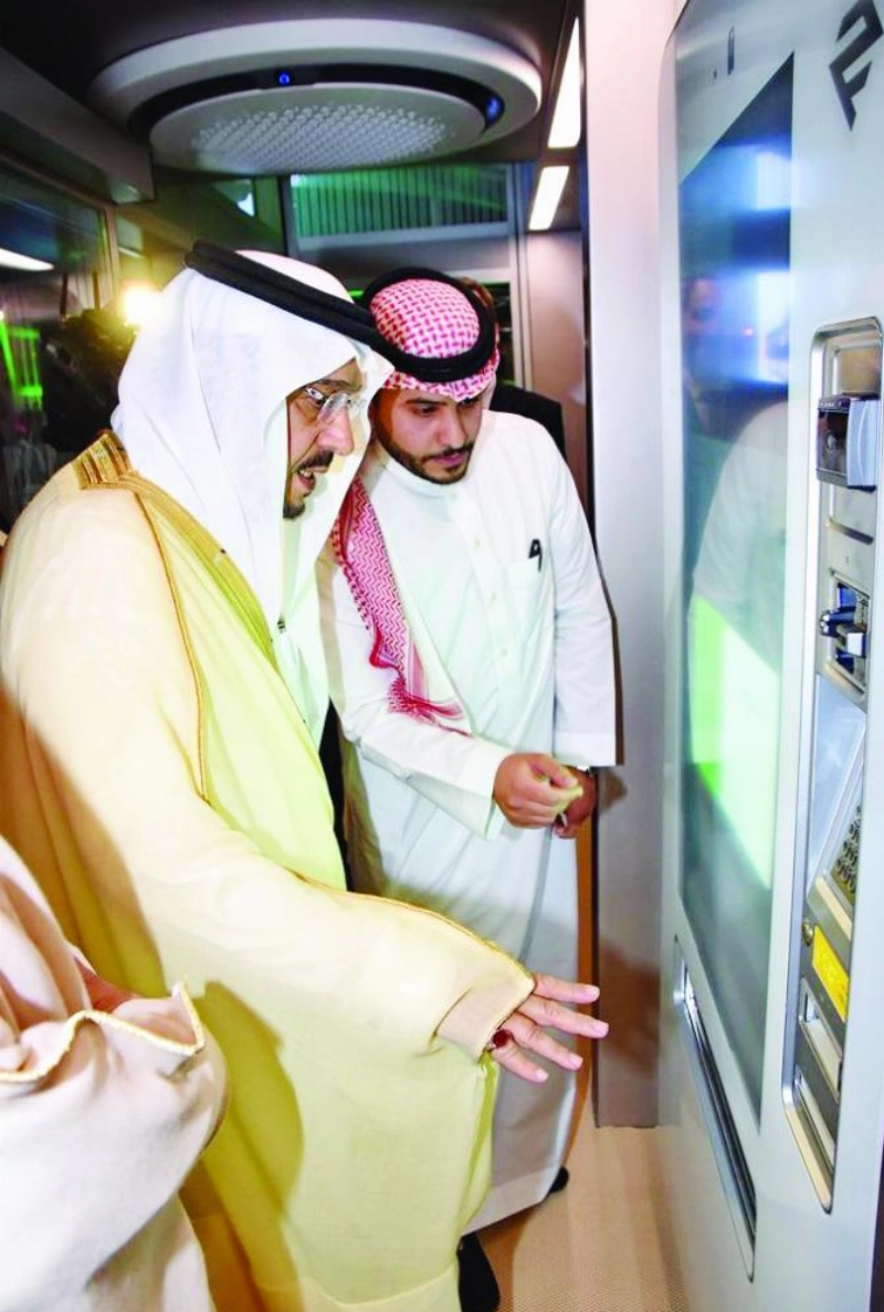 فيصل بن بندر مطلعا على إحدى مراحل المشروع (واس)