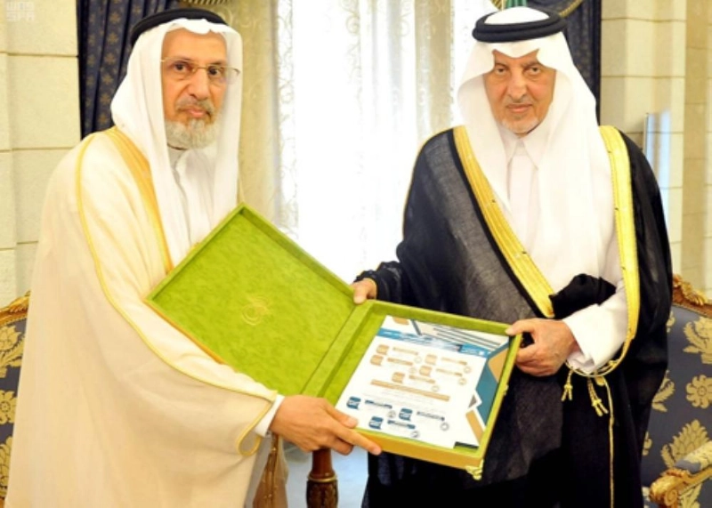 خالد الفيصل يتسلم خطة الجامعة من عبدالله بافيل (واس)