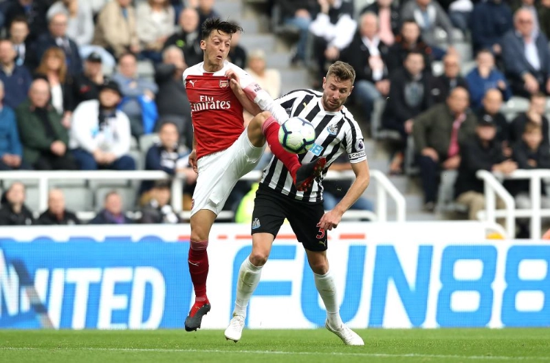 16 September 2018, England, Newcastle: Arsenal's Mesut Ozil (L) and Newcastle United's Paul Dummett battle for the ball during the English Premier League soccer match between Newcastle United and Arsenal at St James' Park in Newcastle, England, 15 September 2018. Photo: Owen Humphreys/PA Wire/dpa