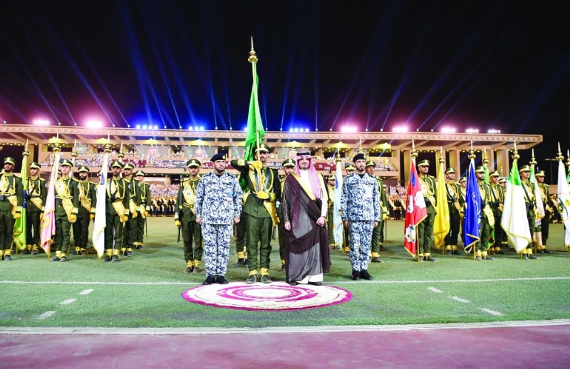 عبدالعزيز بن سعود خلال رعايته الحفل (واس)
