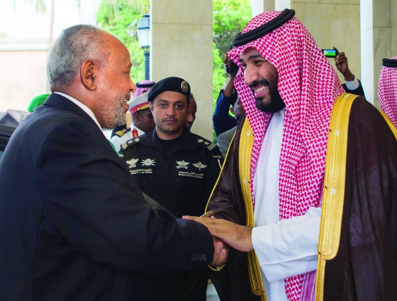 ولي العهد مصافحا رئيس جمهورية جيبوتي