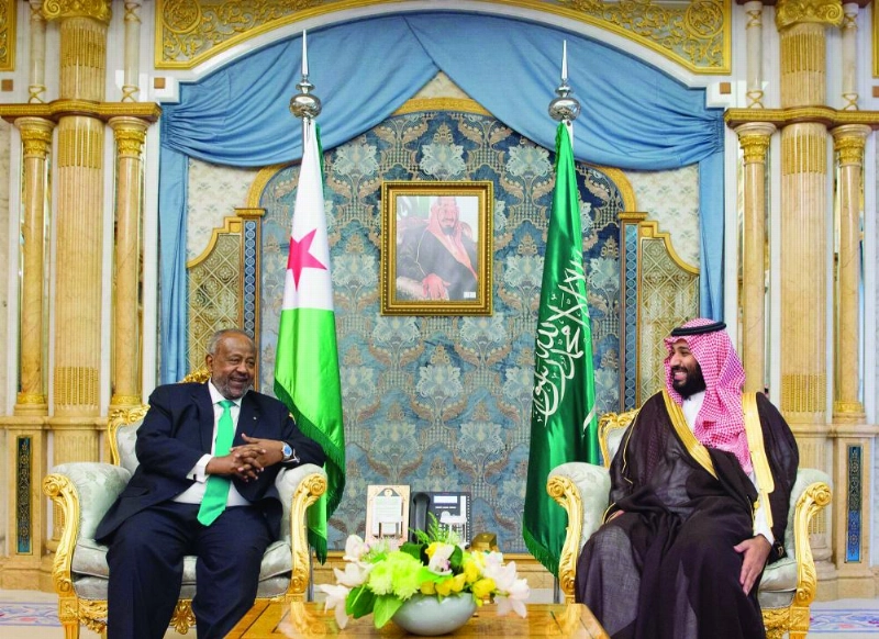 الأمير محمد بن سلمان خلال لقائه إسماعيل عمر جيله (واس)
