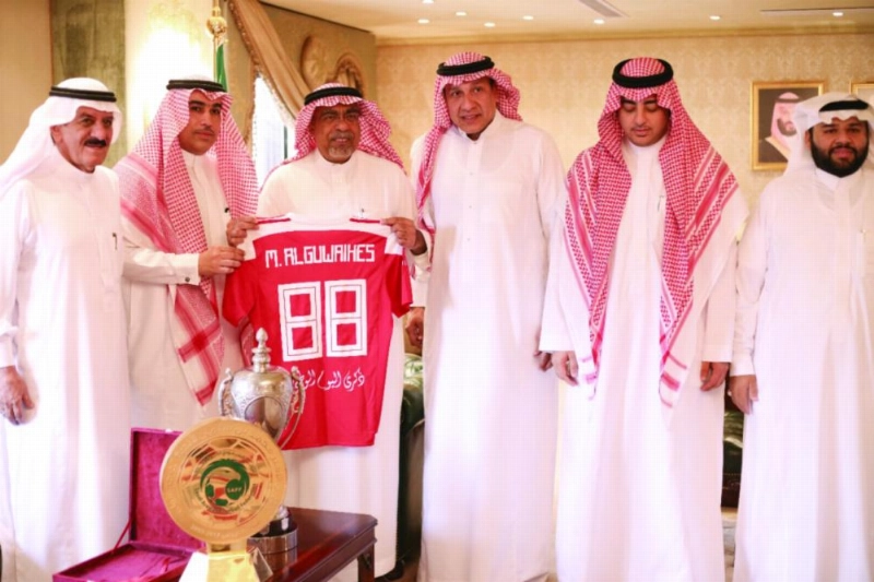 محمد القويحص يتسلم فانيلة الوحدة من حاتم خيمي (مكة)