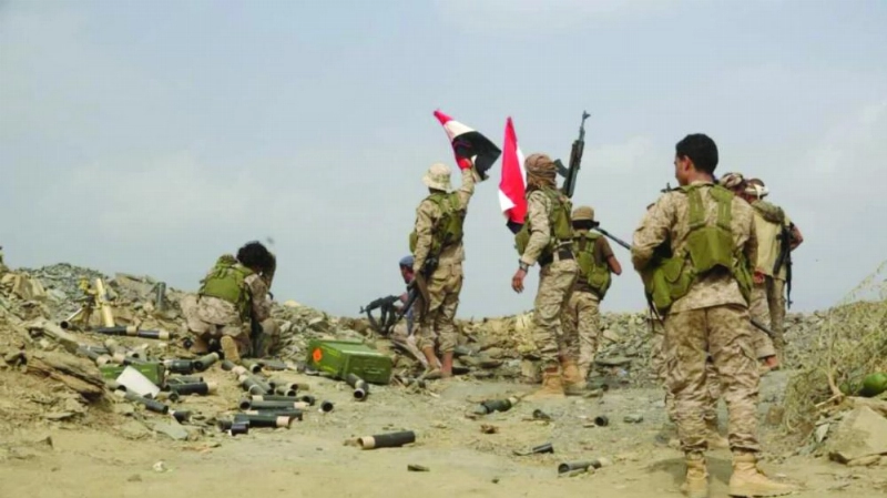 جنود يمنيون يطلون على ضريح الحوثي (تويتر)
