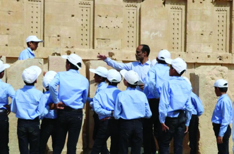 الأطفال خلال زيارتهم سد مأرب (واس)