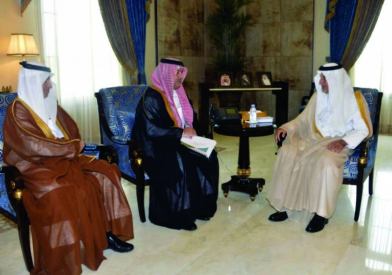 خالد الفيصل خلال لقائه أحمد لنجاوي (واس)