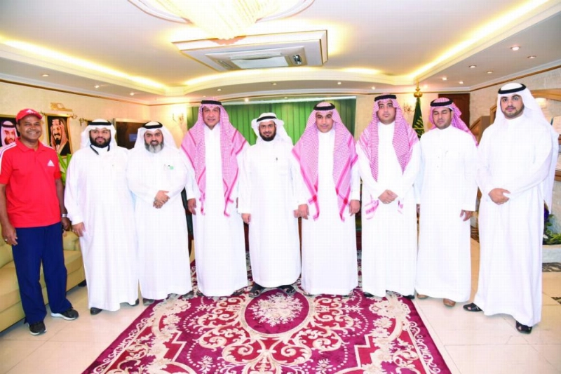 الحارثي متوسطا رئيس وأعضاء إدارة الوحدة (مكة)