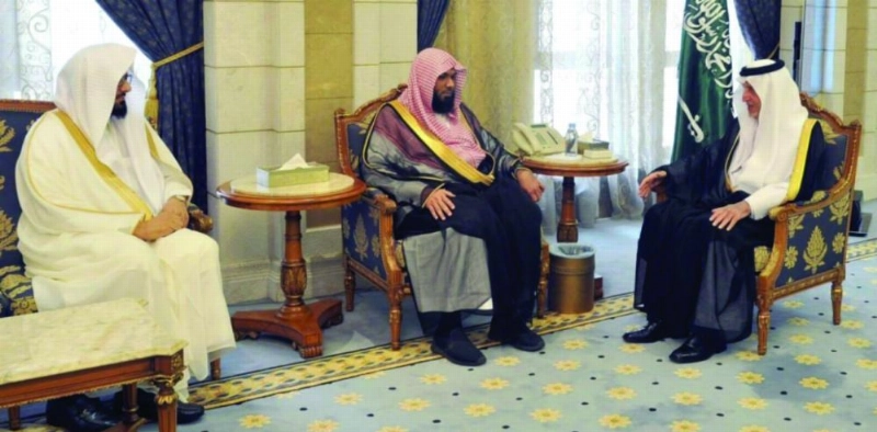 خالد الفيصل خلال لقائه سالم الخامري (واس)